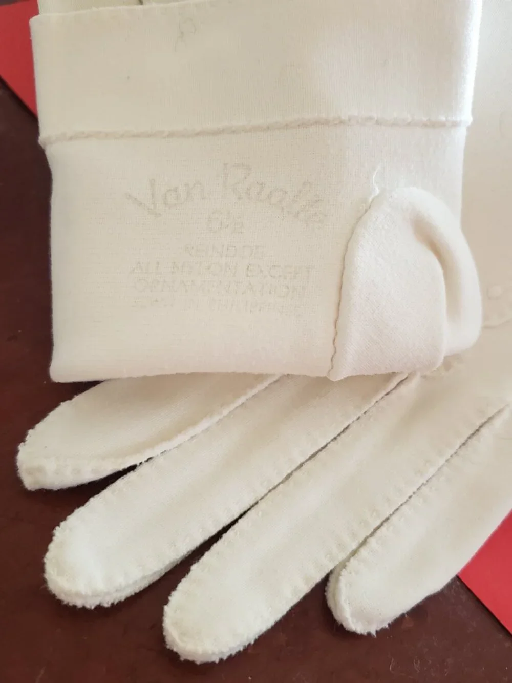 VINTAGE GLOVE BOX AND 2 PAIR OF WHITE VINTAGE VAN RAALTE AND FOWNES GLOVES